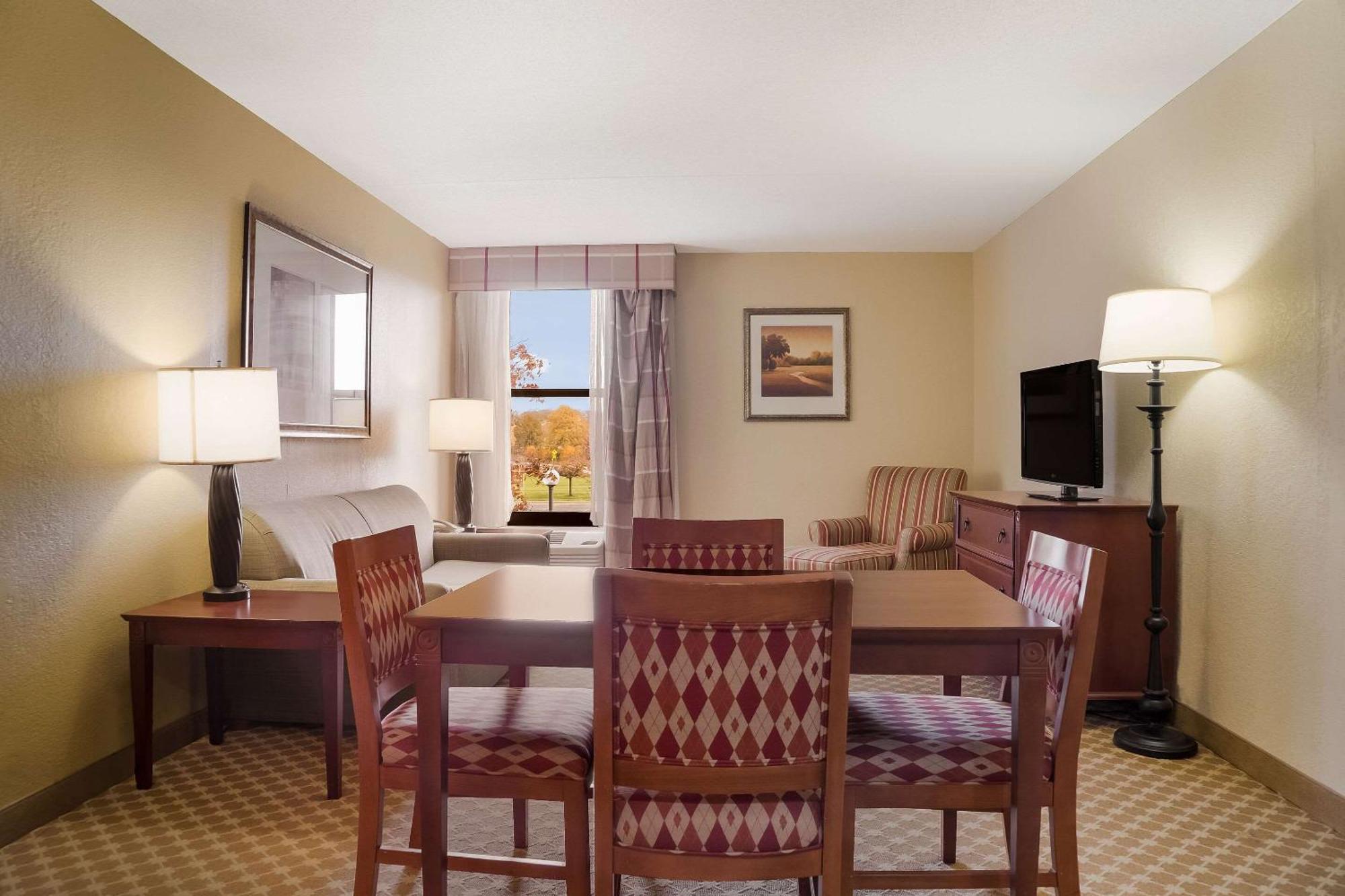Quality Inn & Suites Saginaw Exterior foto